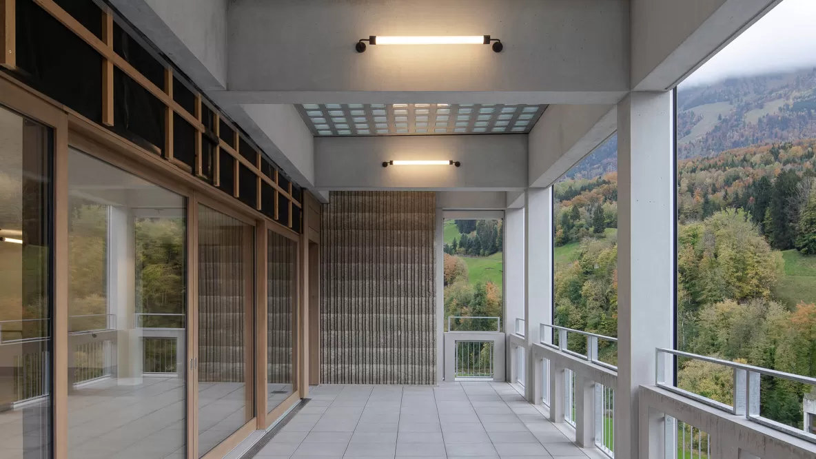 Linear wall lights, adapted to the architecture, illuminate the terraces.